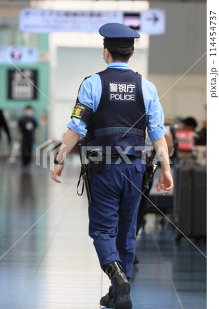 空港を巡回する警察官 後ろ姿 警備 警視庁の写真素材 [114454737] - PIXTA