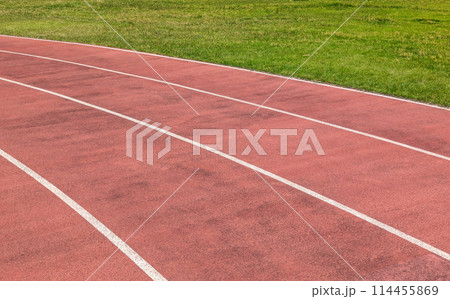 陸上競技トラックのコーナーを走り抜けるイメージ 陸上競技トラックのコーナーを走り抜けるイメージ 114455869
