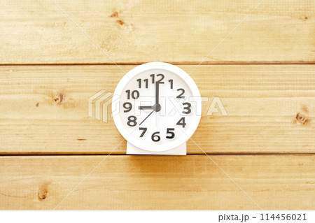 時計　時間　9時　21時　9：00　21：00 114456021