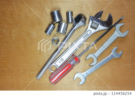 木の板の上に置かれた工具 木の板の上に置かれた工具 114456254