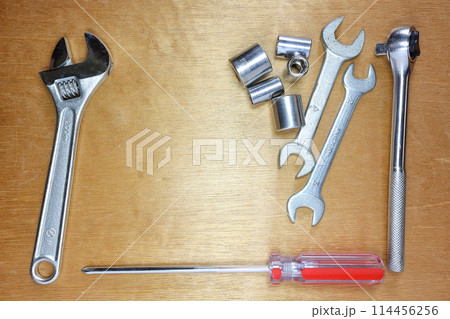 木の板の上に置かれた工具 木の板の上に置かれた工具 114456256