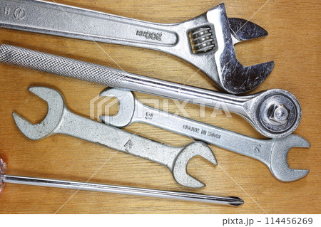 木の板の上に置かれた工具 木の板の上に置かれた工具 114456269