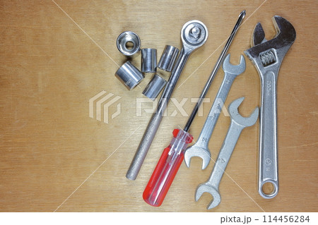 木の板の上に置かれた工具 114456284