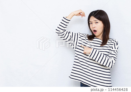 脇汗の臭いを気にする女性 114456428