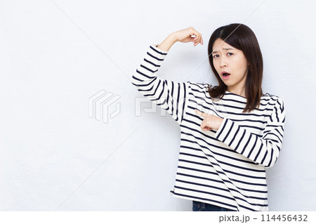 脇汗の臭いを気にする女性 114456432
