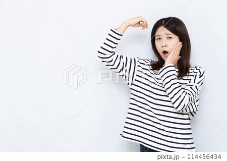 脇汗の臭いを気にする女性 114456434