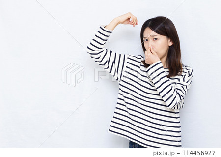 脇汗の臭いを気にする女性 脇汗の臭いを気にする女性 114456927