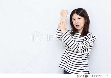 肌荒れに悩む女性 114456992