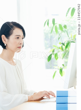 オフィスで悩むビジネスウーマン 114457042