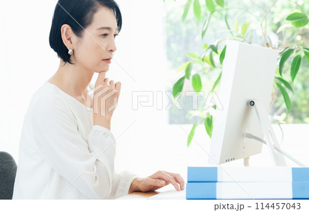 オフィスで悩むビジネスウーマン 114457043