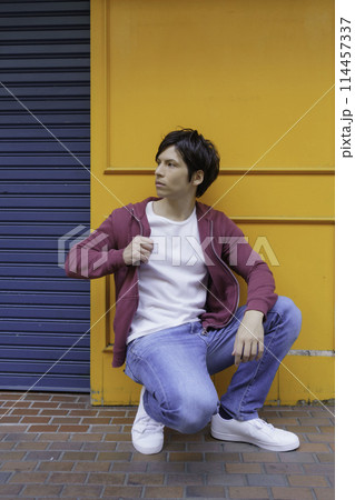 若い外国人男性のポートレート　縦位置 114457337