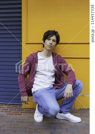 若い外国人男性のポートレート　縦位置 114457338