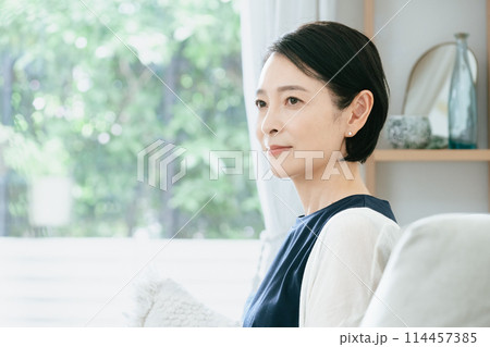 ソファに座る女性 ソファに座る女性 114457385