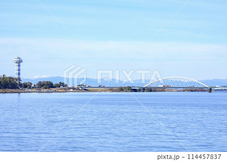 海津市、長良川と木曽三川公園の展望タワーの遠景 海津市、長良川と木曽三川公園の展望タワーの遠景 114457837