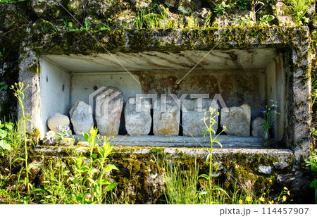 滋賀県高島市の畑地区の石仏です 114457907