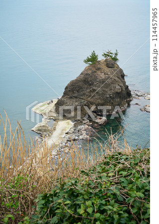 恋人岬から見える小さな島 114457965