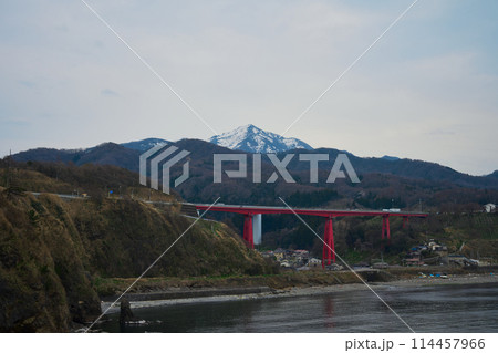 恋人岬から見える米山と米山大橋 114457966
