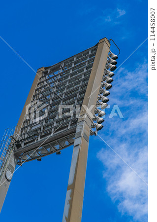 マツダスタジアムの照明塔と青空 114458007