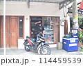 インドネシアの路面商店 114459539