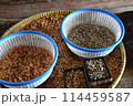 皮むき工程のコーヒー豆 114459587