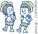 登校している小学生のイラスト 114459663