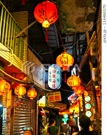 台湾・夜の九份（九分）老街 114460370