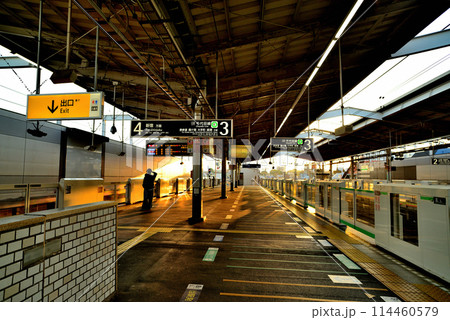 代々木上原駅 小田急線、千代田線の早朝のホーム 代々木上原駅 小田急線、千代田線の早朝のホーム 114460579