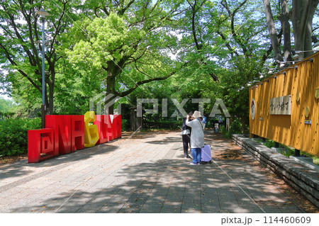 名古屋市　名古屋城駅前のモニュメント 114460609