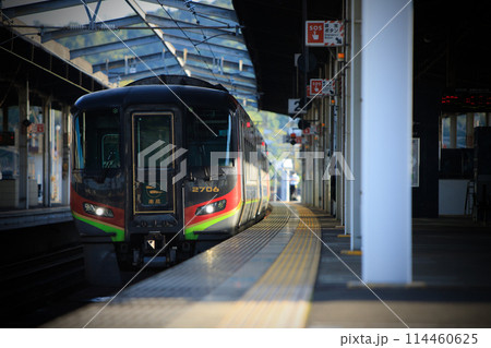 児島駅で出発を待つ特急「南風」(JR四国 2700系) 児島駅で出発を待つ特急「南風」(JR四国 2700系) 114460625