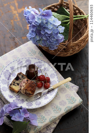 スコーンとカヌレとパウンドケーキ スコーンとカヌレとパウンドケーキ 114460693