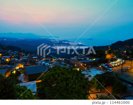 台湾・九份（九分）老街・瑞芳九彬開成殿 （天公廟）からの夕景 114461000