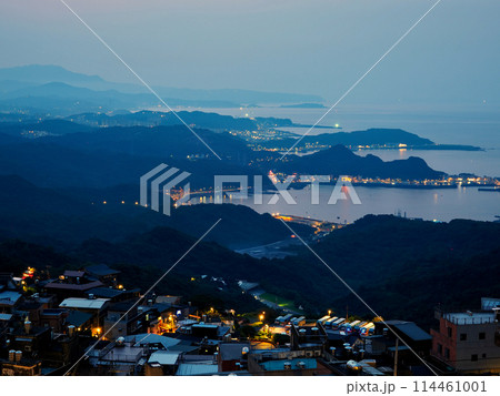 台湾・九份（九分）老街・瑞芳九彬開成殿 （天公廟）からの夕景 114461001