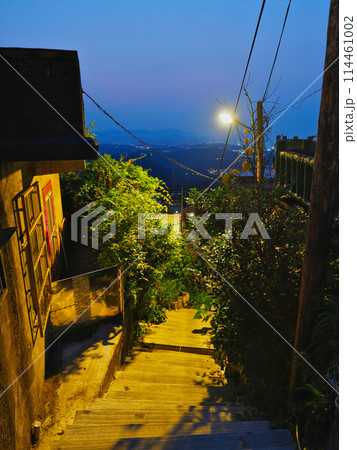 台湾・九份（九分）老街・瑞芳九彬開成殿 （天公廟）付近の夕景 114461002