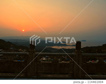 台湾・九份(九分)老街・瑞芳九彬開成殿 (天公廟)からの夕景 台湾・九份(九分)老街・瑞芳九彬開成殿 (天公廟)からの夕景 114461004