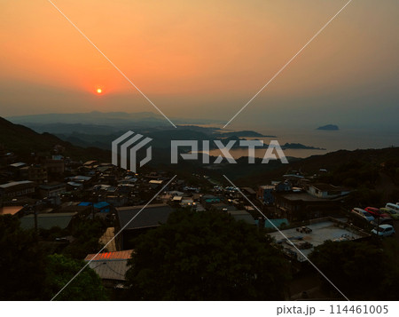 台湾・九份(九分)老街・瑞芳九彬開成殿 (天公廟)からの夕景 台湾・九份(九分)老街・瑞芳九彬開成殿 (天公廟)からの夕景 114461005