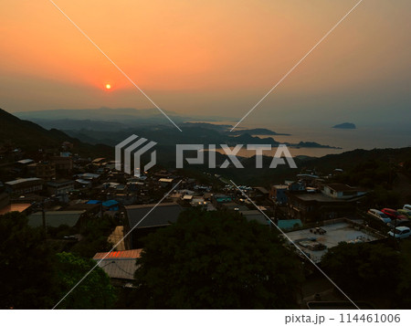 台湾・九份（九分）老街・瑞芳九彬開成殿 （天公廟）からの夕景 114461006