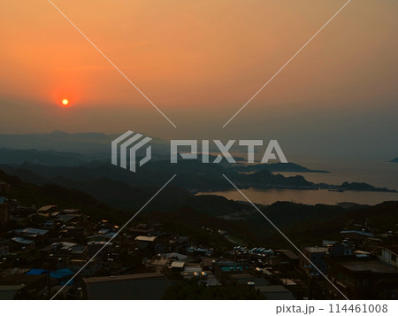 台湾・九份(九分)老街・瑞芳九彬開成殿 (天公廟)からの夕景 台湾・九份(九分)老街・瑞芳九彬開成殿 (天公廟)からの夕景 114461008