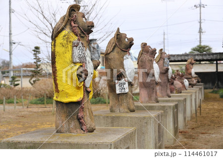 福茶釜の茂林寺　タヌキの置物1月 114461017