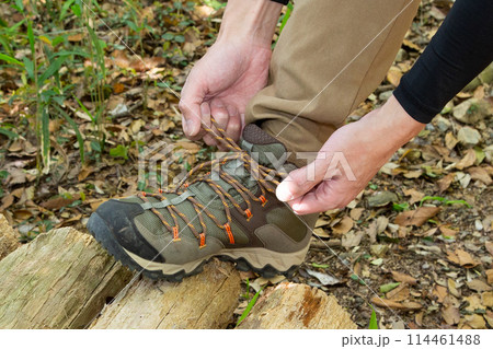 登山靴（トレッキングシューズ）の紐の結び方　 114461488