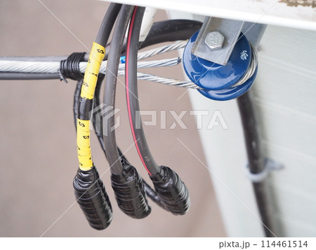 丁寧に作業された電力ケーブル 114461514