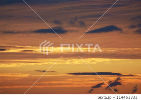 雲が多彩に朝焼けした晩夏の夜明け空・超広角・空限定・210928am 114461833