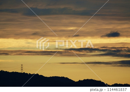雲が多彩に朝焼けした晩夏の夜明け空・超広角・空主体・210928am 114461837