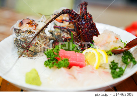 まだ動いている海老の活き作り 114462009