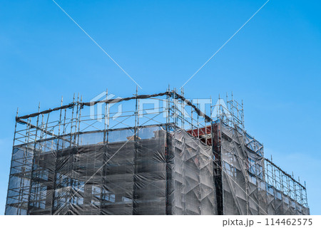 仮設足場と建設現場 114462575