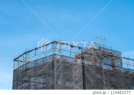 仮設足場と建設現場 114462577