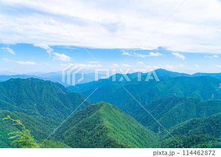 【山岳素材】夏の国師岳から見る山岳風景【山梨県】 114462872