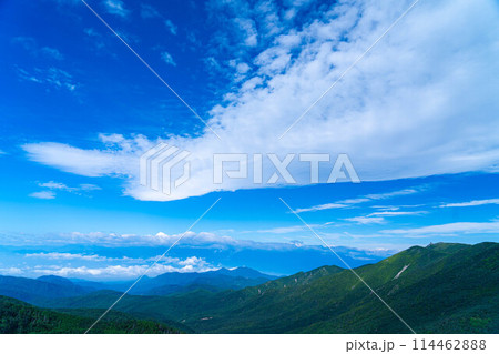 【山岳素材】夏の国師岳から見る山岳風景【山梨県】 114462888