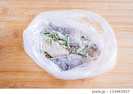 ホッケのムニエル作り 粉をまぶす ホッケのムニエル作り 粉をまぶす 114463037