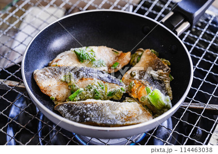 アウトドアで焼くホッケのムニエル アウトドアで焼くホッケのムニエル 114463038