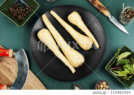 Fresh parsnip roots, white root. 114463505